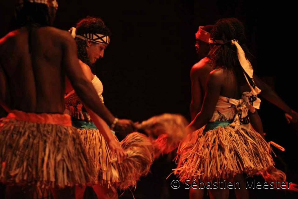 nadege fenghom danse afro contemporaine danse africaine traditionnelle artiste danseuse chorégraphe enfant pédagogie